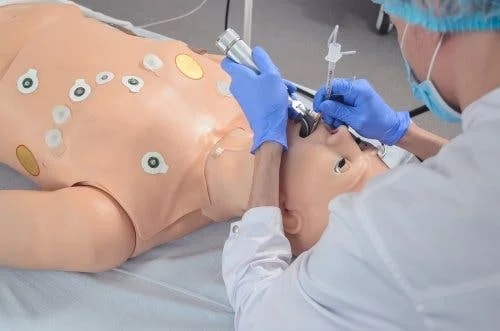 Medic ce testează medicamente folosite la intubare