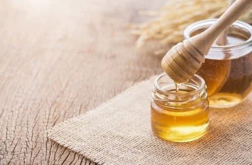 Mierea inclusă în tratamente pentru aftele bucale