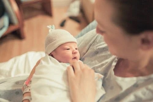 Femeie și nou-născut