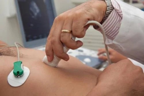 Pacient căruia i se face o electrocardiogramă