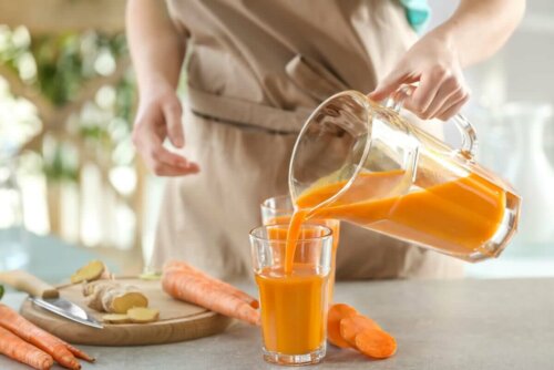 Persoană care prepară smoothie de morcovi