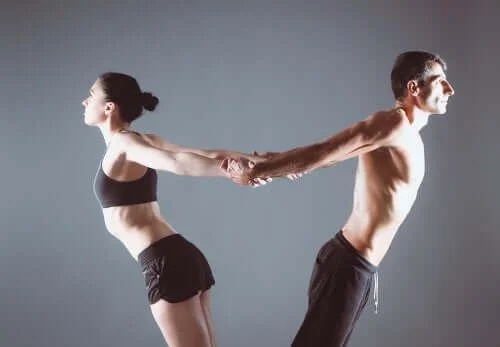 Poziție de yoga pentru cupluri