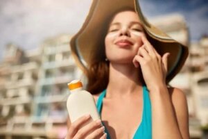 Obiceiuri care îți protejează pielea de cancer