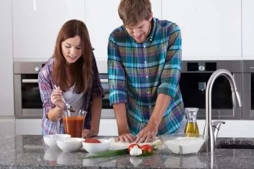 Cuplu ce prepară o rețetă de pizza napoletană