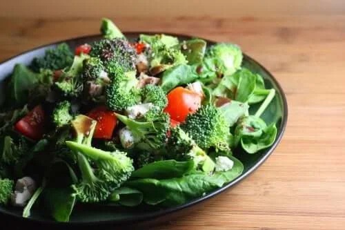 Salată de legume crude
