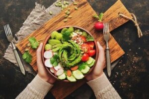 5 salate de avocado pe care trebuie să le încerci