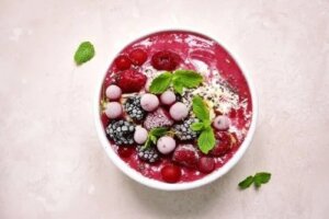 Rețetă de smoothie antioxidant cu afine și cireșe