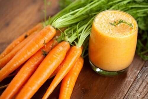 Smoothie de morcovi: beneficii și rețetă