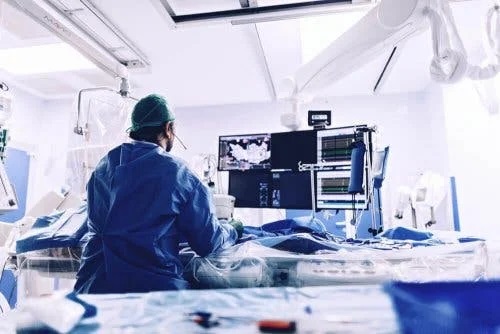 Specialist ce culege date despre aritmiile cardiace