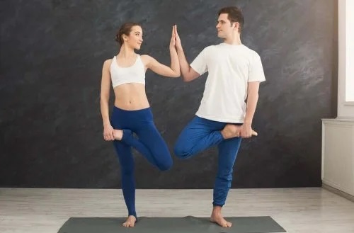 Yoga pentru cupluri îți întărește relația
