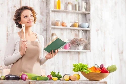 Femeie care citește sfaturi pentru a adopta dieta vegană