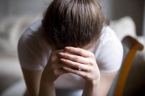 Femeie care suferă de anxietate