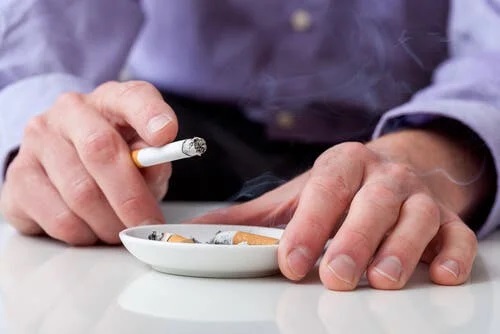 Bărbat care fumează