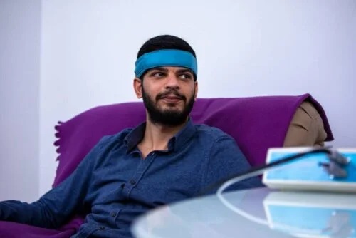 Bărbat care folosește tehnica de relaxare biofeedback