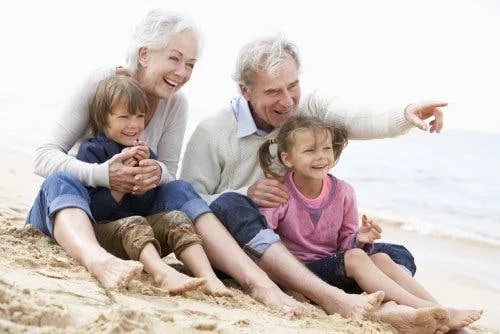 Bunici cu nepoții pe plajă