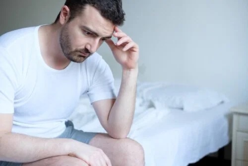 Bărbat gândindu-se la controlul ejaculării premature