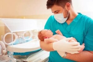 Cât timp trebuie să stea copiii prematuri în spital?