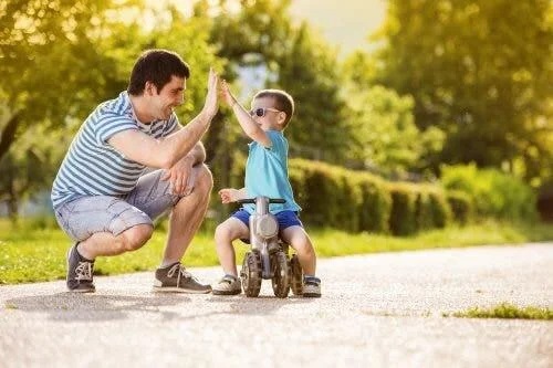Copil cu tatăl lui în parc