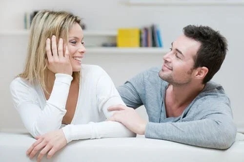 Cuplu care discută despre cum să te înțelegi cu socrii