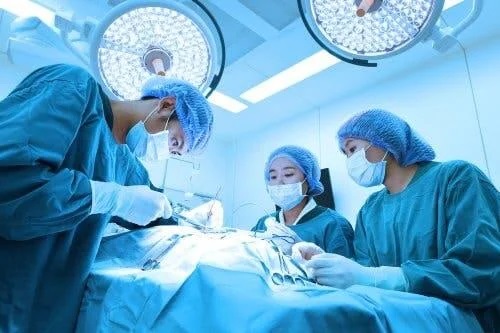 Echipă medicală ce se ocupă de transplantul de inimă