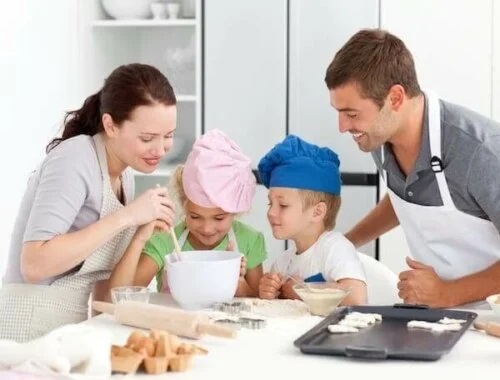 Familie care gătește un desert