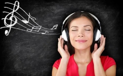 Fată care ascultă muzică