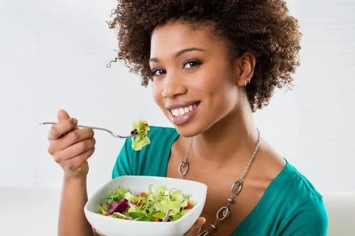 Femeie care cunoaște beneficiile dietei alcaline