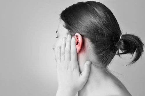 Femeie care are o durere de ureche