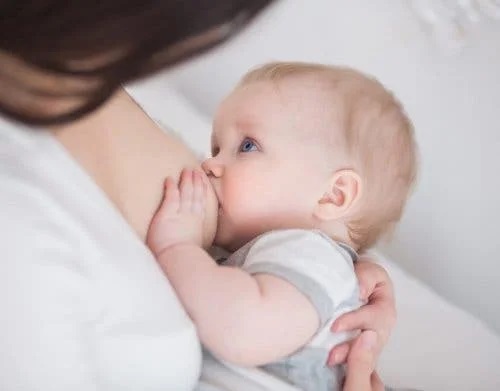 Femeie care a aflat când nu trebuie să eviți alăptarea