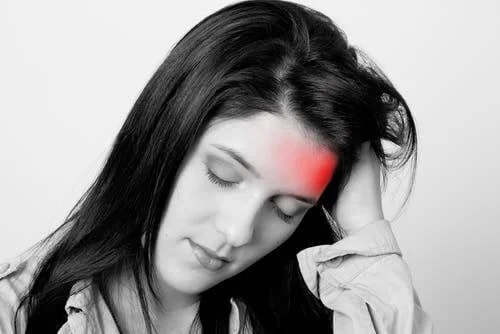 Femeie care are o migrenă