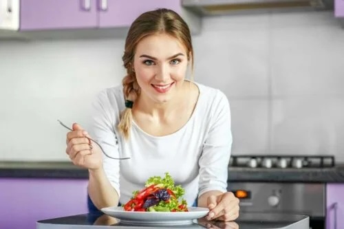 Femeie care mănâncă o salată
