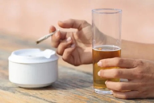 Fumatul pe lista de obiceiuri pe care să le eviți dacă ai gastrită cronică