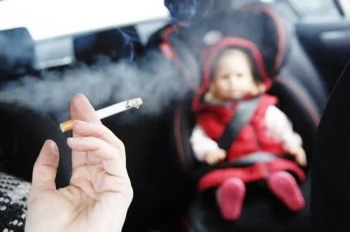 Persoană care fumează lângă un copil