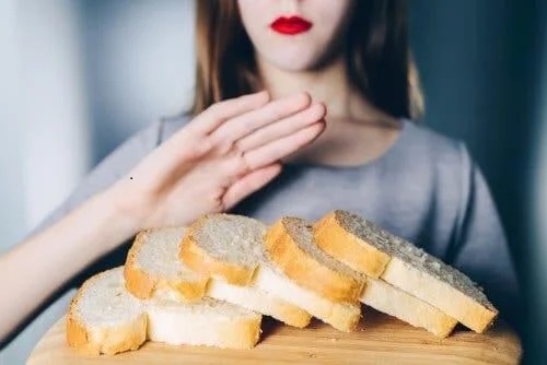 Femeie care se confruntă cu intoleranța la gluten