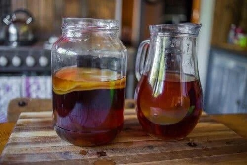 Vase cu ceai Kombucha