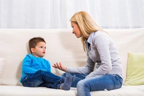 Mamă care vorbește cu copilul