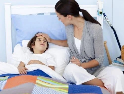 Mamă care tratează problemele de respirație la copii