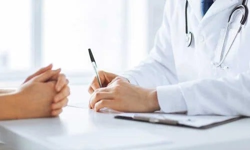 Medic care examinează un pacient
