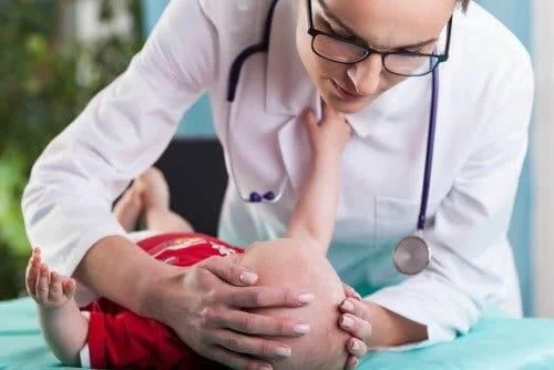 Medic ce examinează hemangioamele infantile