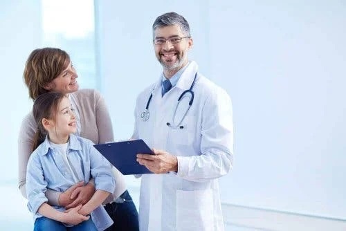 Medic pediatru care examinează un copil