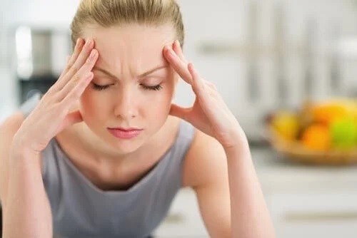 Tânără care are obiceiuri c epot declanșa migrenele