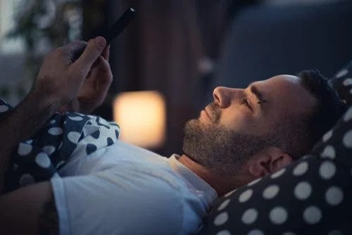 Nu te odihnești mai bine noaptea dacă stai pe telefon