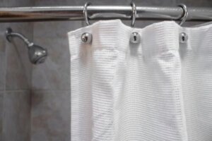 5 sfaturi pentru a curăța perdelele de baie