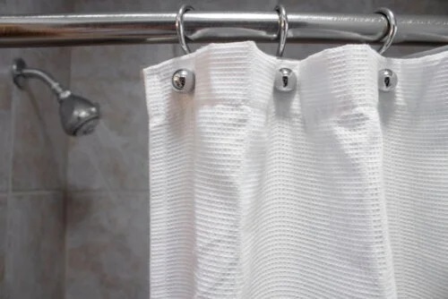 5 sfaturi pentru a curăța perdelele de baie