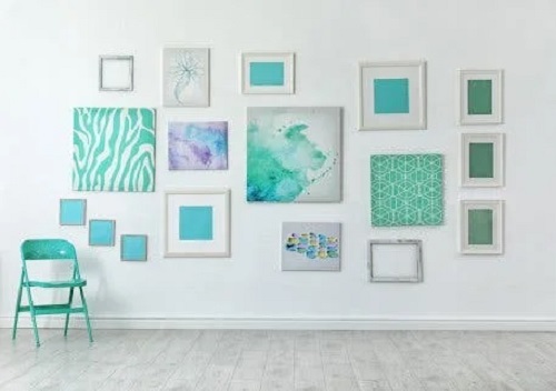 Perete decorat cu tablouri