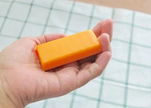 Persoană care ține în mână un săpun