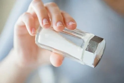 Persoană care pune sare în mâncare