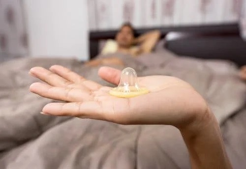 Prezervativ în mână