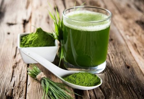 Pulbere și suc cu spirulina