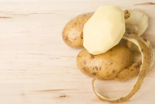 Patru remedii din coji de cartofi pe care ar trebui să le încercați